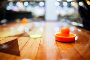Airhockey Automatenservice und Reparatur – Nahaufnahme eines Airhockey-Tisches mit Schläger und Puck