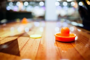 Airhockey Automatenservice und Reparatur – Nahaufnahme eines Airhockey-Tisches mit Schläger und Puck